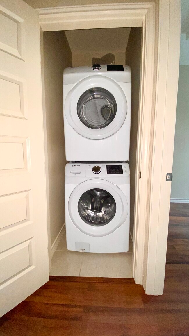 Building Photo - 1213 E Camellia Ave