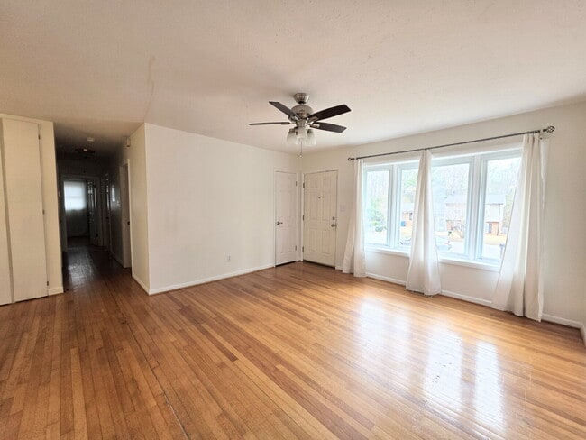 Building Photo - "Charming 3-Bed Oasis with Granite Touches in Fayetteville – 1600 Sq Ft of Comfort!"