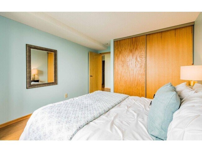 Building Photo - Spacious one-bedroom, one-bath condo in a fantastic St. Paul location!