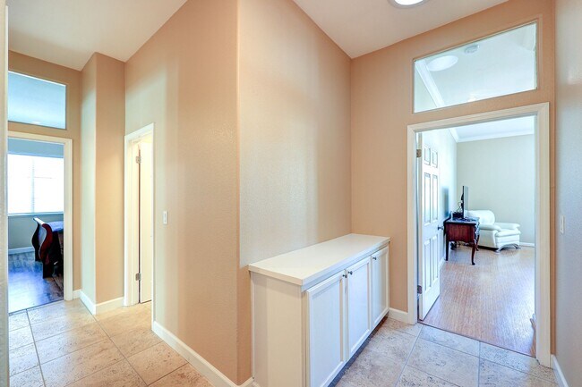 Building Photo - OPEN FLOOR PLAN WITH SIDEYARD PARKING AND ...