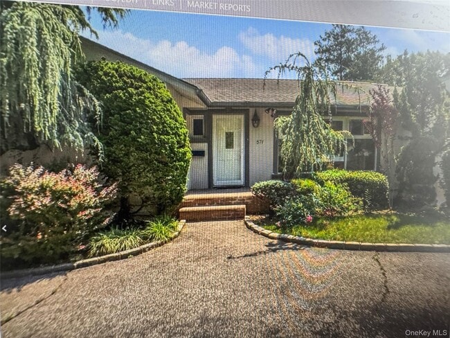 Building Photo - 571 Richmond Rd