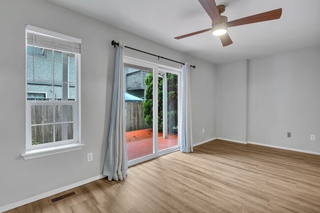 Building Photo - Peaceful Corner Townhome in the Heart of Sumner