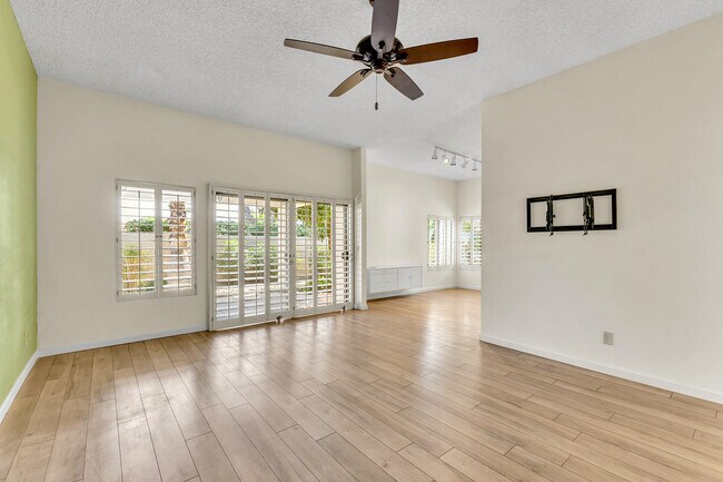 Building Photo - 48594 Oakwood Way