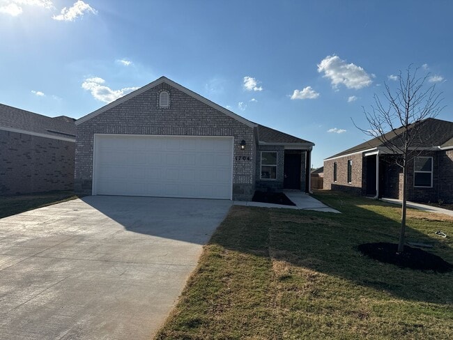 Building Photo - Now Pre-Leasing — Comfortable 3 Bedroom, 2 Bath Living in Barberry Court