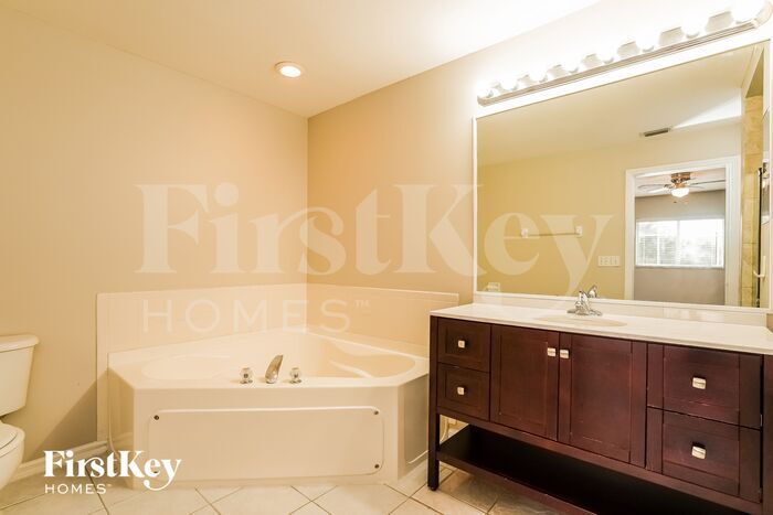 Building Photo - 2709 SW 4th Ave