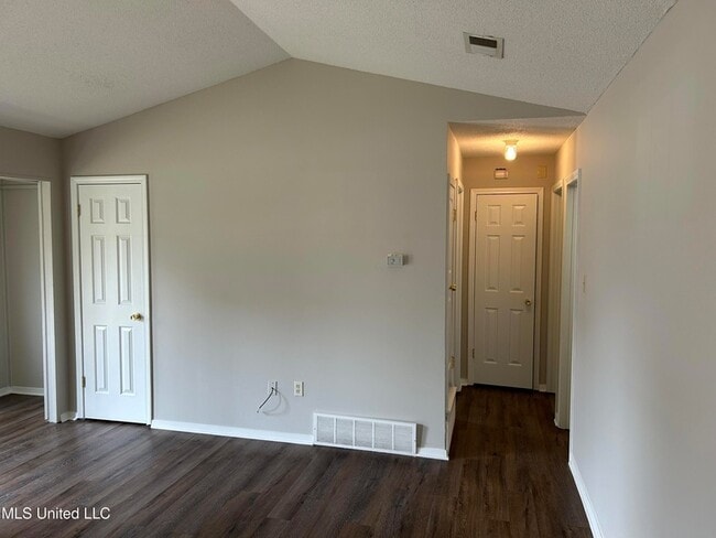 Building Photo - 3434 Laurelwood Dr