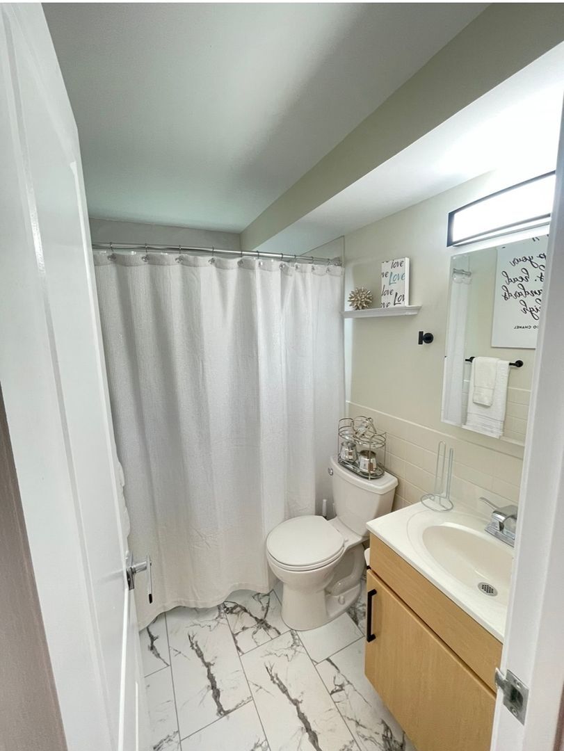 Building Photo - 5801 Sunshine Dr