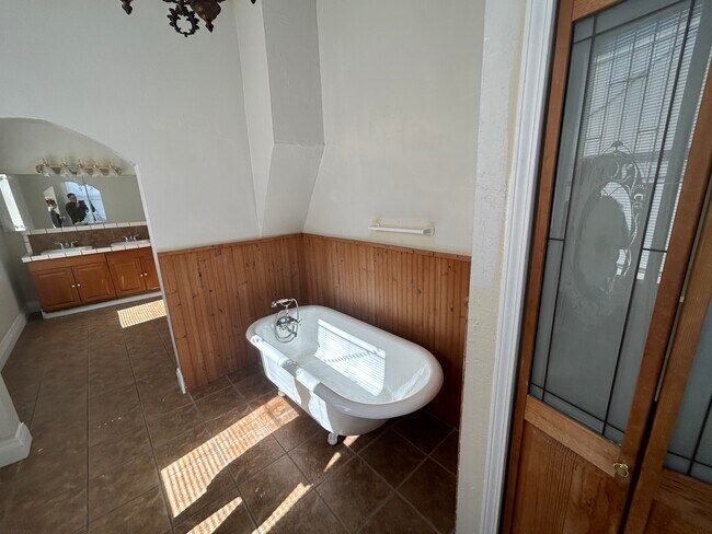 back bathroom - 426 N Roane St