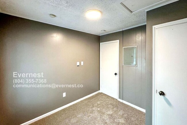 Building Photo - 5008 Alan Dr
