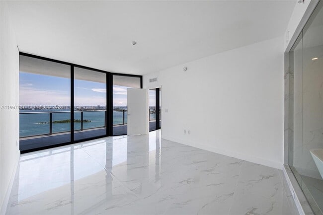 Building Photo - 700 NE 24th St