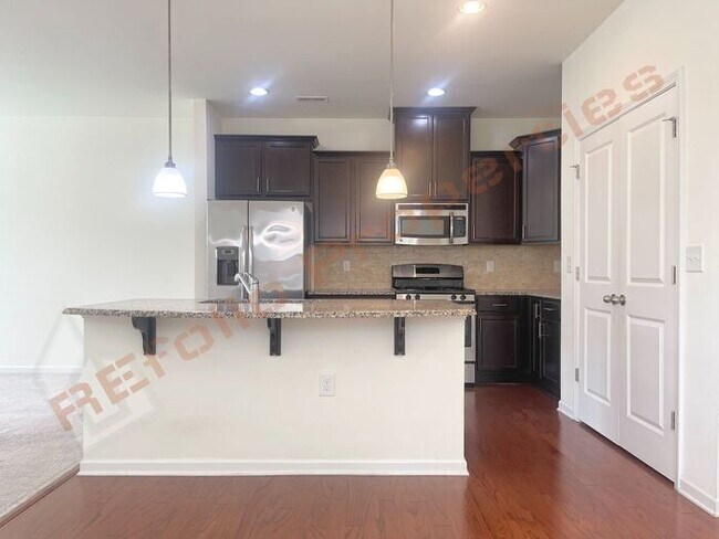Building Photo - Beautiful 2 Story 3 Bedroom End Unit Townh...