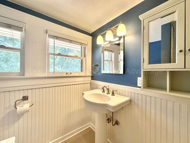 Building Photo - Craftsman Style, Modern Amenities Steps from Main St.