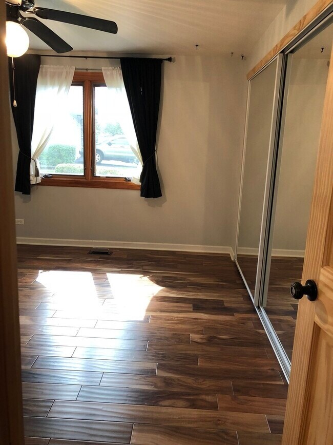 Building Photo - 923 Sagamore Dr