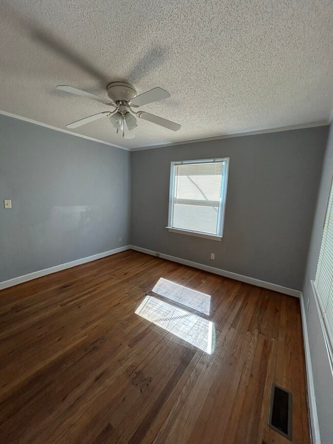 Building Photo - 2331 Wesley Dr