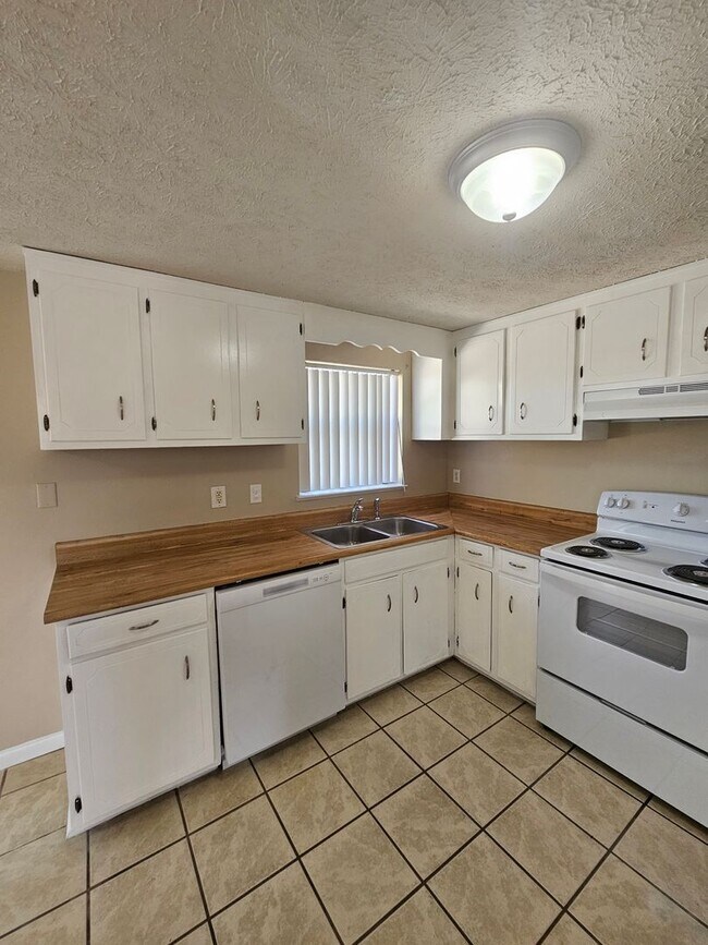 Building Photo - Cozy 3Bed/2Ba Brick Home Convenient to Shopping, Dining & Tyndall AFB! *1/2 OFF 1st Month's Rent!*