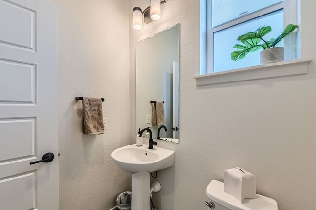 Building Photo - 3 Bedroom, 4 Bath Townhome in Broomfield