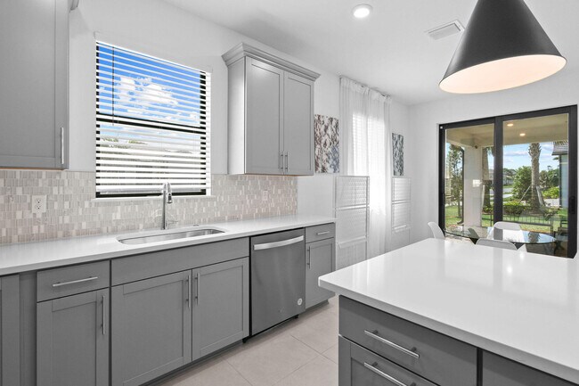 Building Photo - 758 SE Courances Dr