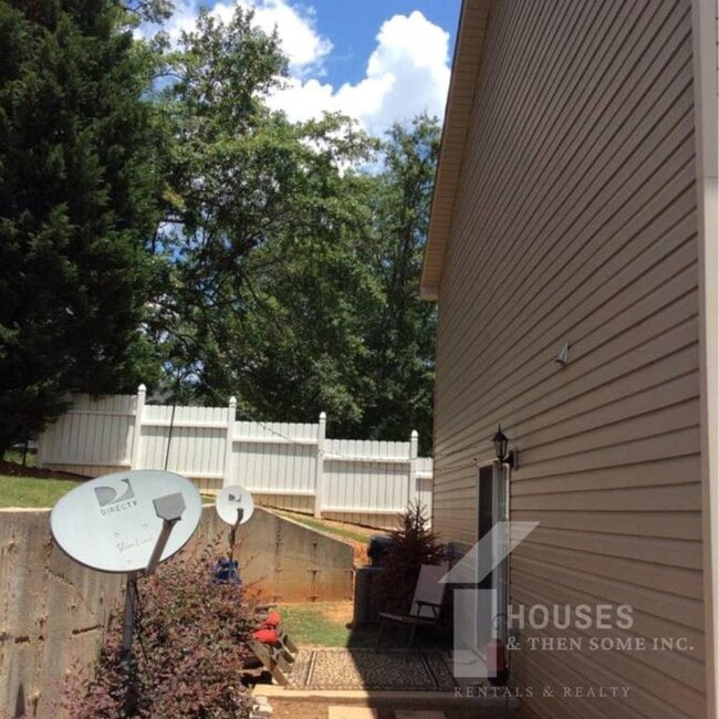 Building Photo - 515 Fairview Rd