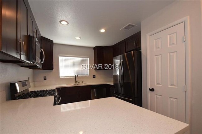 Building Photo - Live In The Heart Of Summerlin 2 Bed 2 Bat...