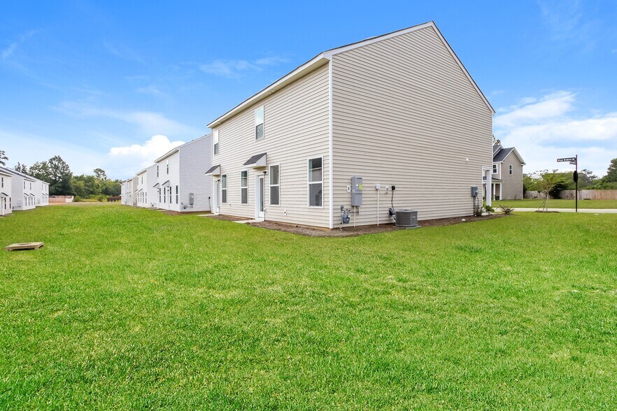 Building Photo - 204 Satin Walnut Wy