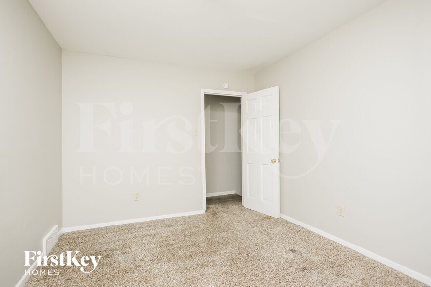 Building Photo - 3347 Bluemont Dr