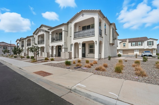 Building Photo - *Like Brand New Luxurious Modern 3 Bedroom 2 Bath Townhome in Warner Meadows!**