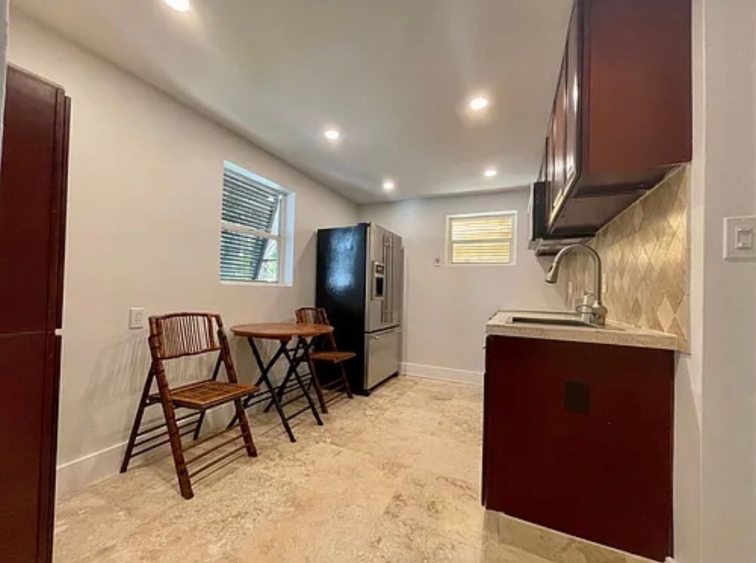 Building Photo - 656 Manor Dr