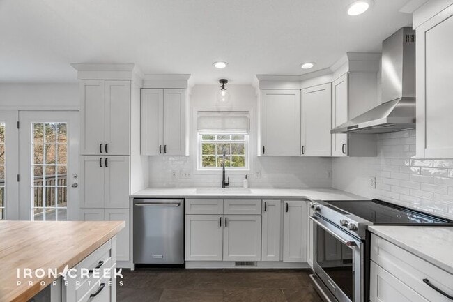 Building Photo - 8 Rose Briar Cir