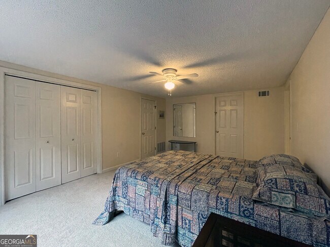 Building Photo - 3550 River Trace Dr