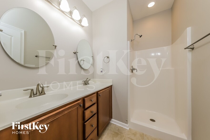 Building Photo - 190 Parkview Ln