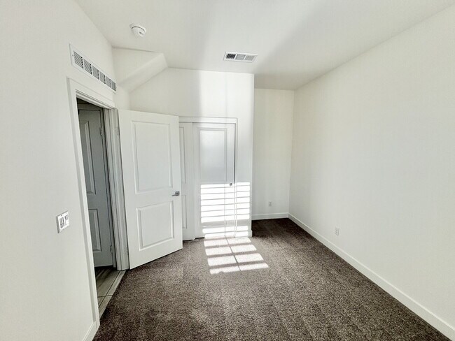 Building Photo - 4 Bedrooms in University Park Available For Rent in January 2026