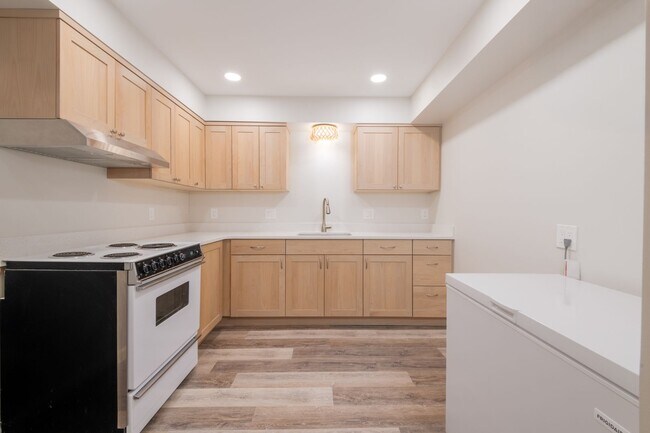 Building Photo - Exceptional Bellevue Home | Lake Sammamish Views | 5 Bed | 3 Bath | 3,380 Sq Ft