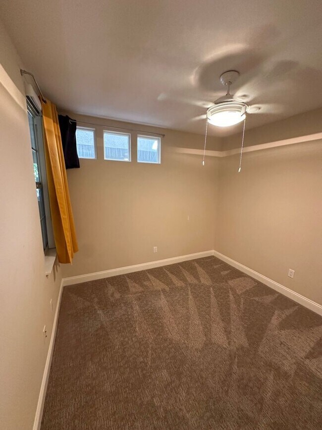 Building Photo - Beachfront Oasis - 3 bed 2 bath in Alamitos Beach with Parking