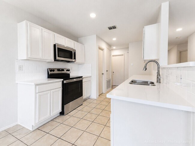 Building Photo - 2374 Somerset Dr