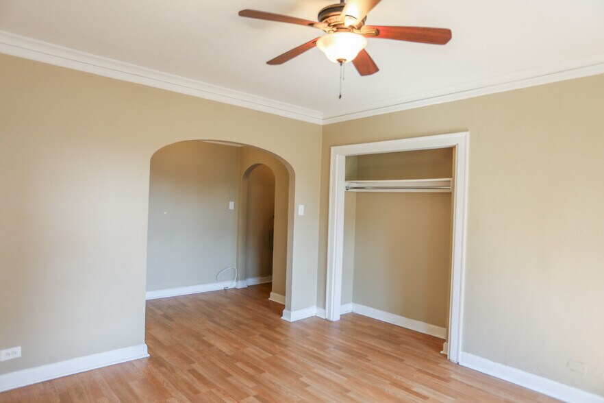 Building Photo - 920 W Eastwood Ave