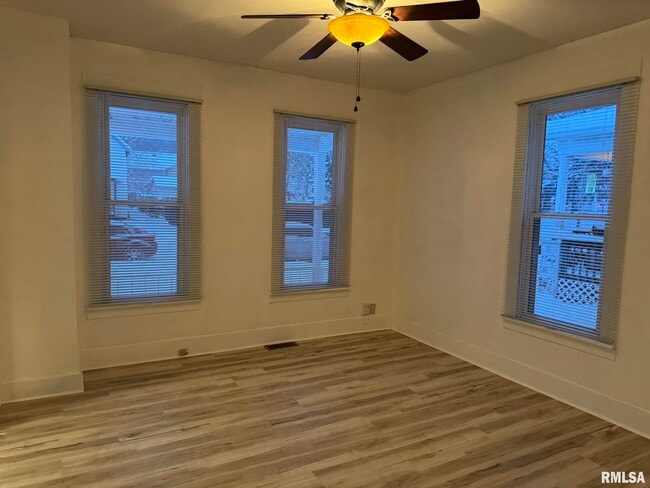 Building Photo - 105 6th Ave