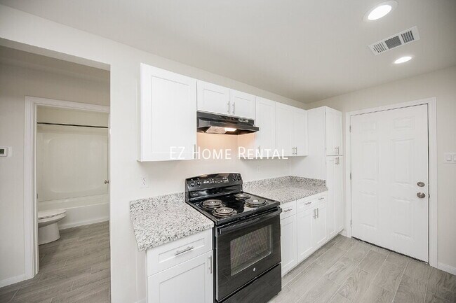 Building Photo - 5040 Mallow St