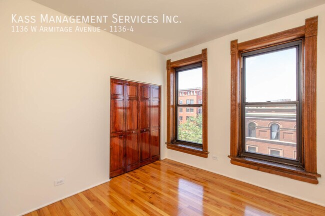 Building Photo - 1136 W Armitage Ave