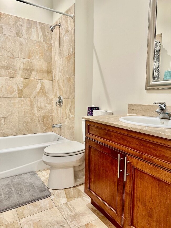 Building Photo - INCREDIBLE HUGE LUXURY CONDO LAKEVIEW/SOUT...