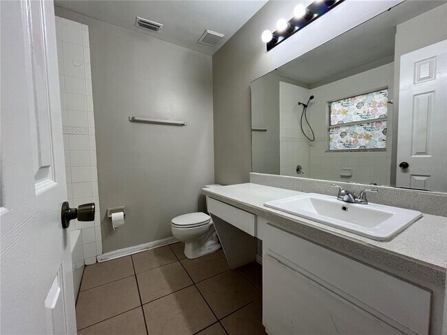 Building Photo - 1465 Tiverton Dr