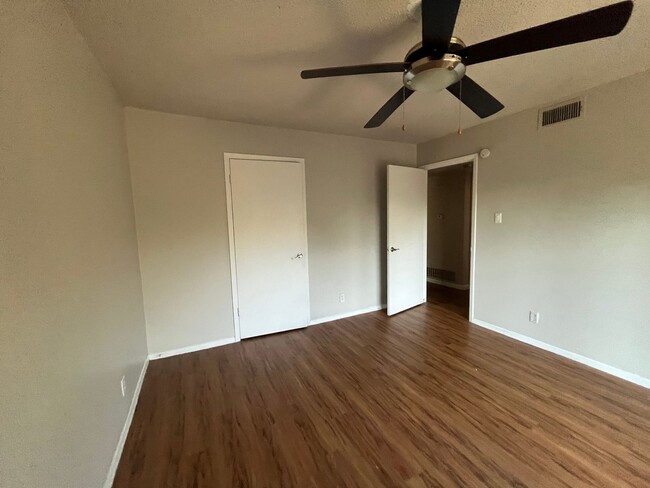 Building Photo - 2Bed/1Bath in Travis Heights