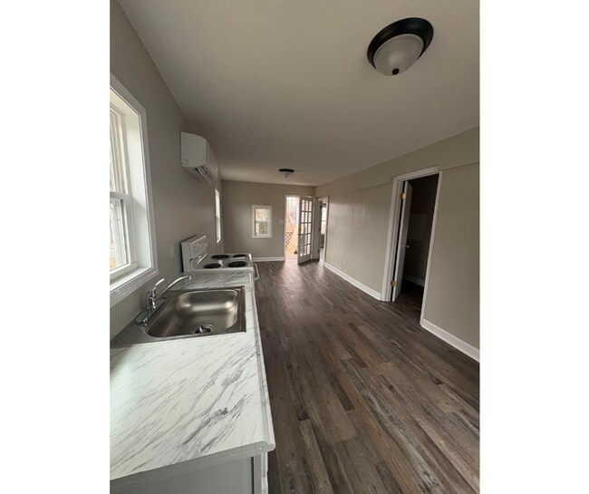 Building Photo - 1570 Chippewa Ave SE