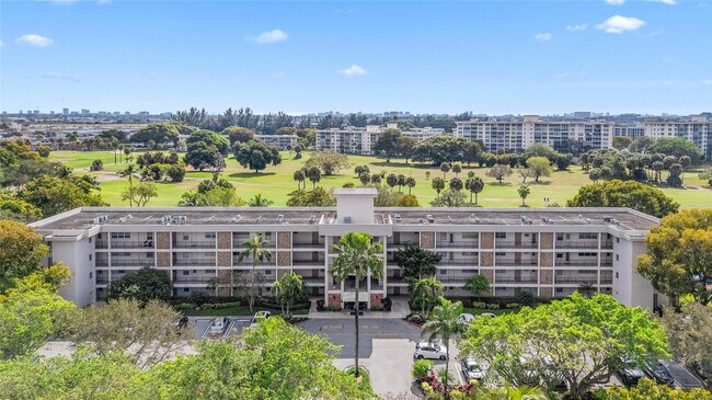 Building Photo - 2800 N Palm Aire Dr