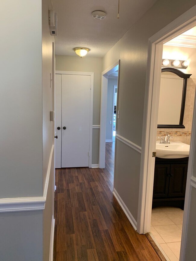 Building Photo - Updated 3 Bedroom Located Off Jefferson Rd - Lawncare Included!