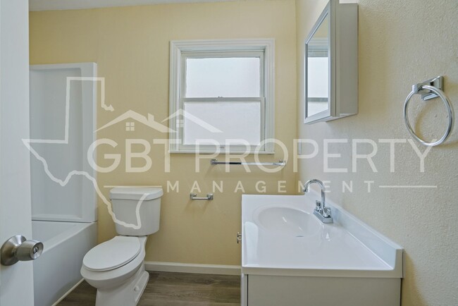 Building Photo - 3 Bedroom 2 Bathroom Home Ready for Move In1