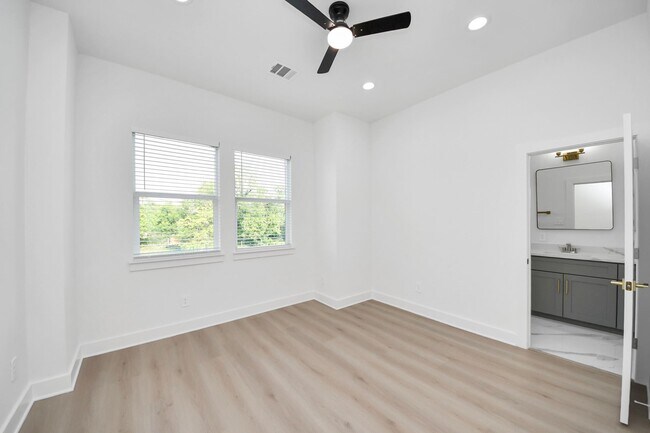 Building Photo - 8601 Amadwe St
