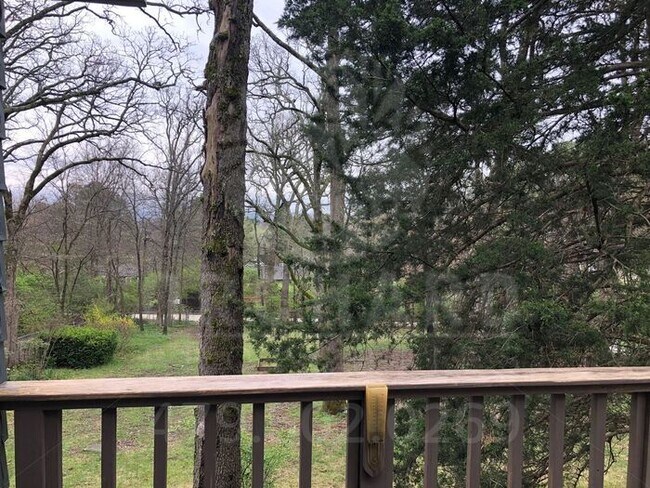 Building Photo - 3 bedroom, 2 Bath House Near University of Arkansas campus