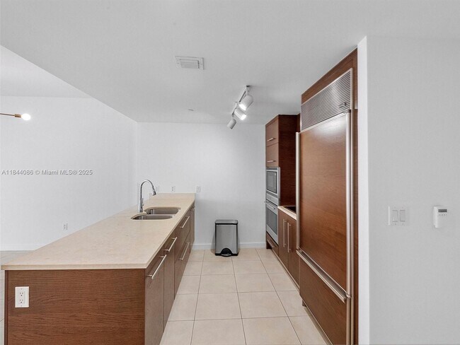 Building Photo - 475 Brickell Ave