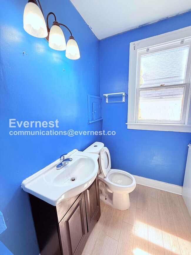Building Photo - 4 Bed/2 Bath Home with Fenced Yard / Vouchers Accepted / Available Soon!