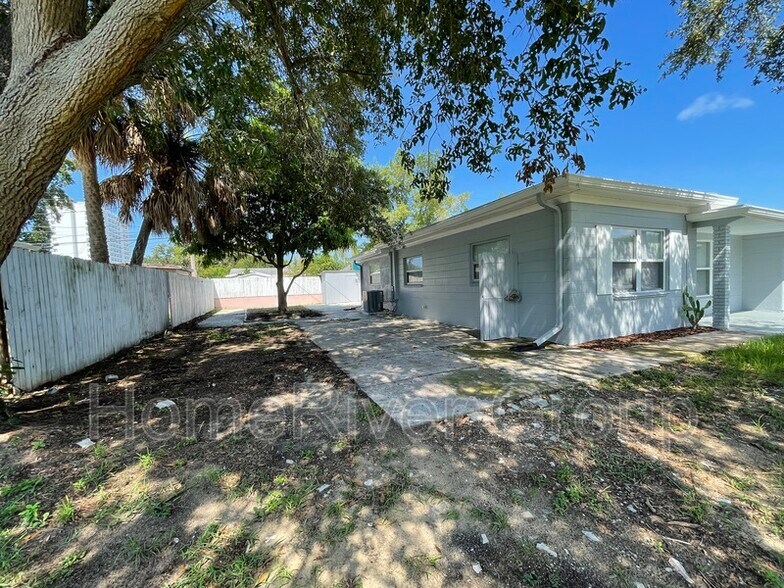 Building Photo - 841 La Plaza Ave S